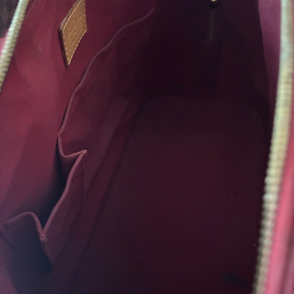 Authentic Louis Vuitton Alma GM Vernis leather in Pomme D’Amour Red color - Picture 5 of 9